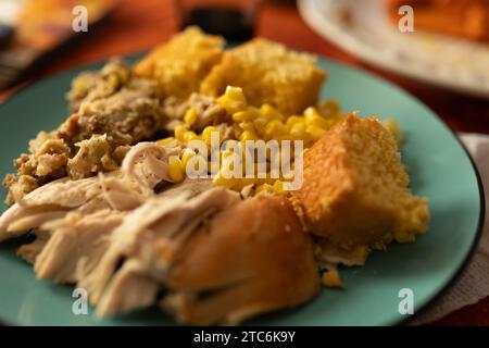 Nahaufnahme eines Thanksgiving-Dinners auf einem blauen Teller Stockfoto