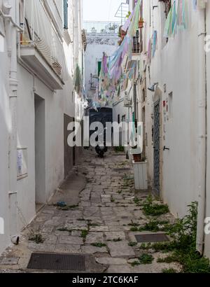 Ostuni, Italien - eines der schönsten Dörfer in Süditalien, Ostuni zeigt eine wunderbare Altstadt mit engen Gassen und Gassen Stockfoto