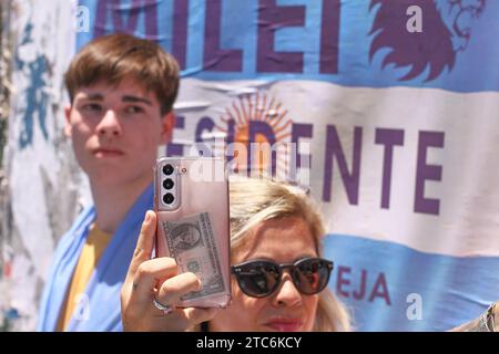 Buenos Aires, Argentinien, 10. Dezember 2023, Unterstützer von Javier Milei während der Vereidigung und Amtseinführung des Präsidenten auf dem Nationalkongress (Pho Stockfoto
