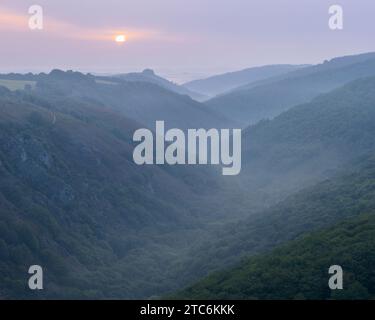 Sonnenaufgang über dem Teign Valley an einem nebeligen Herbstmorgen, Dartmoor National Park, Devon, England. Herbst (September) 2023. Stockfoto