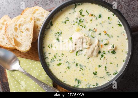 Ciorba Radauteana ist eine traditionelle rumänische Suppe mit Huhn, Zwiebeln, süßem rotem Pfeffer, Sellerie, Karotten, Knoblauch, Petersilie und Sauerrahm Stockfoto