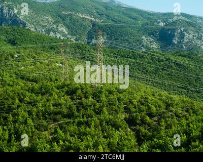 Elektroinstallationen im Wald in Albanien Stockfoto