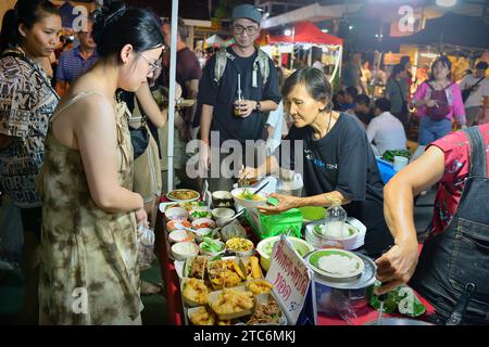 Thai Lady serviert Essen am Sonntagabend Walking Street Market Old City Chiang Mai Thailand Stockfoto