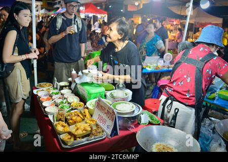 Thai Lady serviert Essen am Sonntagabend Walking Street Market Old City Chiang Mai Thailand Stockfoto