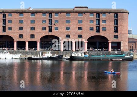 Kanufahren im Royal Albert Dock (1846) historische Hafengebäude und Lagerhäuser, entworfen von Jesse Hartley & Philip Hardwick am Pier Head Liverpool Stockfoto