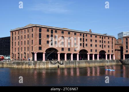 Kanufahren im Royal Albert Dock (1846) historische Hafengebäude und Lagerhäuser, entworfen von Jesse Hartley & Philip Hardwick am Pier Head Liverpool Stockfoto