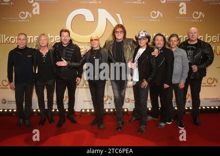 Rocklegenden - Saenger Toni Krahl City, GER, Saenger Claudius dreilich, Saenger Dieter Birr, Saenger Toni Krahl Rock Legenden, GER, Saenger Dieter Birr Puhdys, GER - ZDF Show Spendengala zugunsten der Deutschen Krebshilfe Willkommen bei Carmen Nebel aus der TUI Arena in Hannover - Fotografiert am 30.09.2017 *** Rock Legenden Saenger Toni Krahl City, GER, Saenger Claudius dreilich, Saenger Dieter Birr, Saenger Toni Krahl Rock Legenden, GER, Saenger Dieter Birr Puhdys, GER ZDF Show Spendengala zugunsten der Deutschen Krebshilfe Willkommen in Carmen Nebel von der TUI Arena in Hannover aufgenommen Stockfoto