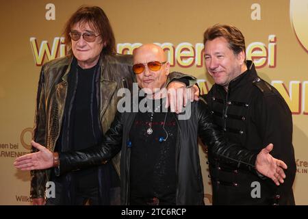 Rocklegenden - Saenger Dieter Birr Puhdys,GER,Saenger Toni Krahl City,GER,Saenger Claudius dreilich Karat,GER - Roter Teppich ZDF Show Spendengala zugunsten der deutsche Krebshilfe Willkommen bei Carmen Nebel aus der TUI Arena in Hannover - Fotografiert am 30.09.2017 *** Rocklegenden Sänger Dieter Birr Puhdys,GER,Sänger Toni Krahl City,GER,Sänger Claudius dreilich Karat,GER Roter Teppich ZDF Show Spendengala zu Gunsten von die Deutsche Krebshilfe Welcome to Carmen Nebel aus der TUI Arena in Hannover fotografiert am 30 09 2017 Pressebuero Schroedter Stockfoto