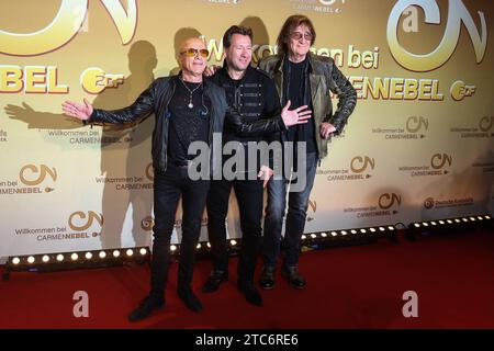 Rocklegenden - Saenger Toni Krahl City,GER,Saenger Claudius dreilich Karat,GER,Saenger Dieter Birr Puhdys,GER - Roter Teppich ZDF Show Spendengala zugunsten der deutsche Krebshilfe Willkommen bei Carmen Nebel aus der TUI Arena in Hannover - Fotografiert am 30.09.2017 *** Rocklegenden Sänger Toni Krahl City,GER,Sänger Claudius dreilich Karat,GER,Sänger Dieter Birr Puhdys,GER Red Carpet ZDF Show Charity Gala zu Gunsten die Deutsche Krebshilfe Welcome to Carmen Nebel aus der TUI Arena in Hannover fotografiert am 30 09 2017 Pressebuero Schroedter Stockfoto