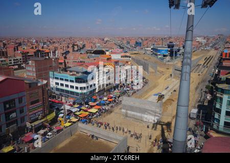 SeilbahnGondeln vom Mi Teleferico Cable Car System über La Paz, Bolivien, 10. Oktober 2023. Stockfoto