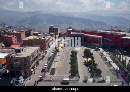 Blick auf die Stadt vom Mi Teleferico, La Paz's Cable Car System, mit den Anden dahinter. La Paz, Bolivien, 10. Oktober 2023. Stockfoto