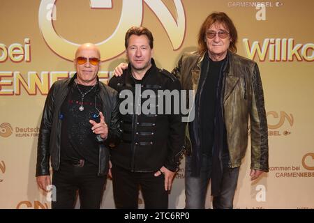 Rocklegenden - Saenger Toni Krahl City, GER, Saenger Claudius dreilich, Saenger Dieter Birr, Saenger Toni Krahl Rock Legenden, GER, Saenger Dieter Birr Puhdys, GER - ZDF Show Spendengala zugunsten der Deutschen Krebshilfe Willkommen bei Carmen Nebel aus der TUI Arena in Hannover - Fotografiert am 30.09.2017 *** Rock Legenden Saenger Toni Krahl City, GER, Saenger Claudius dreilich, Saenger Dieter Birr, Saenger Toni Krahl Rock Legenden, GER, Saenger Dieter Birr Puhdys, GER ZDF Show Spendengala zugunsten der Deutschen Krebshilfe Willkommen in Carmen Nebel von der TUI Arena in Hannover aufgenommen Stockfoto