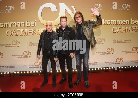 Rocklegenden - Saenger Toni Krahl City, GER, Saenger Claudius dreilich, Saenger Dieter Birr, Saenger Toni Krahl Rock Legenden, GER, Saenger Dieter Birr Puhdys, GER - ZDF Show Spendengala zugunsten der Deutschen Krebshilfe Willkommen bei Carmen Nebel aus der TUI Arena in Hannover - Fotografiert am 30.09.2017 *** Rock Legenden Saenger Toni Krahl City, GER, Saenger Claudius dreilich, Saenger Dieter Birr, Saenger Toni Krahl Rock Legenden, GER, Saenger Dieter Birr Puhdys, GER ZDF Show Spendengala zugunsten der Deutschen Krebshilfe Willkommen in Carmen Nebel von der TUI Arena in Hannover aufgenommen Stockfoto