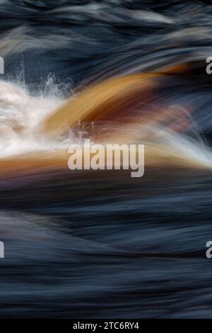 Schnell fließendes Wasser. River Findhorn, Morayshire, Schottland. Langzeitbelichtung abstrakt Stockfoto