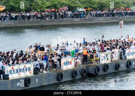 Osaka, Japan - 25. Juli 2023: Tenjin Matsuri Festival. Festivalboote entlang des Okawa River. Stockfoto