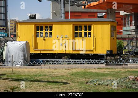 Yellow Vintage FCG Eisenbahnwaggon im Stadtzentrum von La Paz in der Nähe des alten Bahnhofs. La Paz, Bolivien, 10. Oktober 2023. Stockfoto