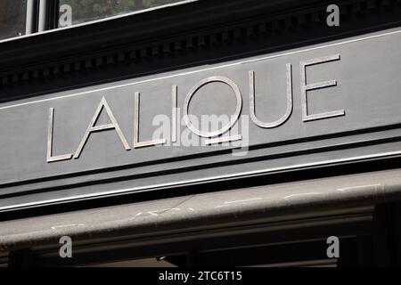 Bordeaux , Frankreich - 11 04 2023 : lalique Glasmacher Editorial Schild Text und Markenlogo auf Wandfassade Shop Stockfoto