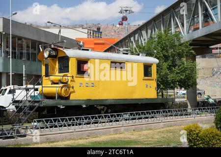 Yellow Vintage FCG Eisenbahnwaggon im Stadtzentrum von La Paz in der Nähe des alten Bahnhofs. La Paz, Bolivien, 10. Oktober 2023. Stockfoto