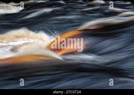 Schnell fließendes Wasser. River Findhorn, Morayshire, Schottland. Langzeitbelichtung abstrakt Stockfoto