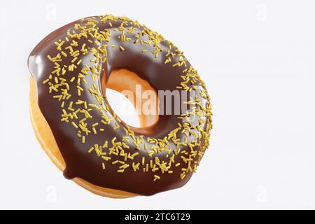 Schokoladen-glasierter Donut mit Streuseln auf weißem Hintergrund. 3D-Darstellung und Illustration von Gebäck und Süßwaren Stockfoto