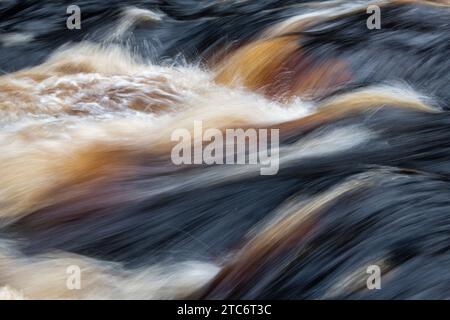 Schnell fließendes Wasser. River Findhorn, Morayshire, Schottland. Langzeitbelichtung abstrakt Stockfoto