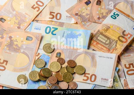 Euro-Scheine und -Münzen auf dem Tisch als Hintergrund 15 Stockfoto