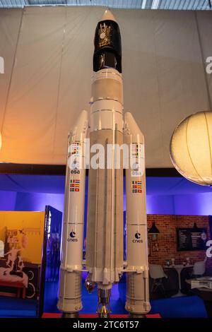 Bordeaux , Frankreich - 11 13 2023 : Ariane 5 Raketenmodell Logo Marke und Textzeichen Arianespace ESA CNES Raumfluggerät Stockfoto