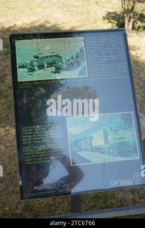 Information Sign re Yellow FCG English Electric Lokomotive im Stadtzentrum von La Paz in der Nähe des alten Bahnhofs. La Paz, Bolivien, 10. Oktober 2023. Stockfoto