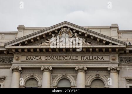 mailand, Italien - 11 07 2023 : Banca Commerciale Italiana BCI Palast in Mailand auf der Piazza della Scala historisches Gebäude mit Marmorfassade o Stockfoto