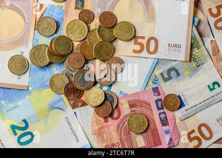 Euro-Scheine und -Münzen auf dem Tisch als Hintergrund 16 Stockfoto