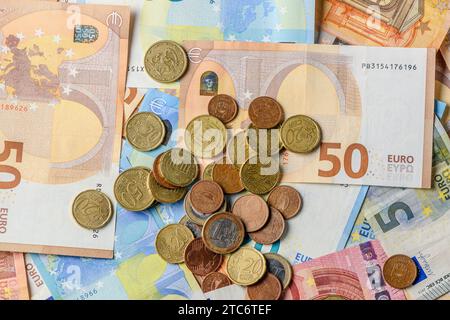 Euro-Banknoten und -Münzen als Hintergrund auf dem Tisch verstreut 17 Stockfoto