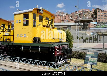 Gelbe FCG English Electric Lokomotive im Stadtzentrum von La Paz in der Nähe des alten Bahnhofs. La Paz, Bolivien, 10. Oktober 2023. Stockfoto