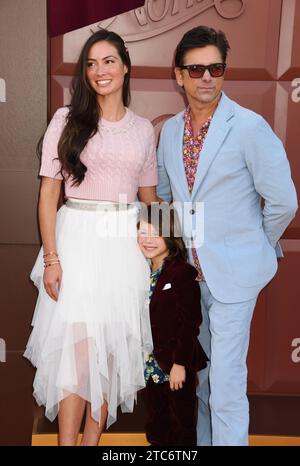 Los Angeles, Kalifornien, USA. Dezember 2023. (L-R) Caitlin McHugh, Billy Stamos und John Stamos nehmen an der Los Angeles Premiere von Warner Bros. Teil „Wonka“ im Regency Village Theatre am 10. Dezember 2023 in Los Angeles, Kalifornien. Quelle: Jeffrey Mayer/Jtm Photos/Media Punch/Alamy Live News Stockfoto