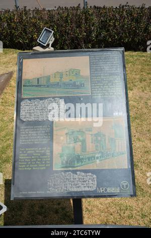 Information Sign re Yellow FCG English Electric Lokomotive im Stadtzentrum von La Paz in der Nähe des alten Bahnhofs. La Paz, Bolivien, 10. Oktober 2023. Stockfoto