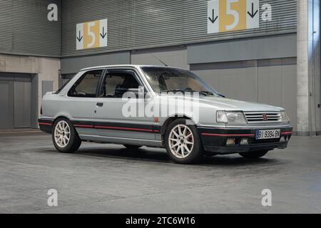 BILBAO, SPANIEN-11. NOVEMBER 2023: 1989 Peugeot 309 GTi 16 Stockfoto