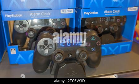 Bordeaux , Frankreich - 11 13 2023 : Sony ps PlayStation Wecker Paladone Home Video Game Console Text Logo und Markenzeichen von Sony Group Wireless GA Stockfoto