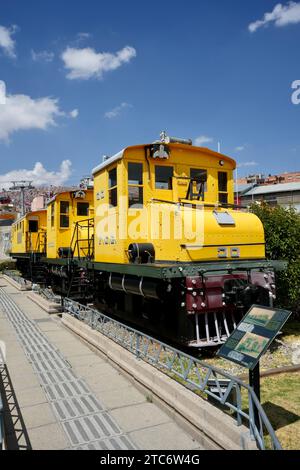 Gelbe FCG English Electric Lokomotive im Stadtzentrum von La Paz in der Nähe des alten Bahnhofs. La Paz, Bolivien, 10. Oktober 2023. Stockfoto