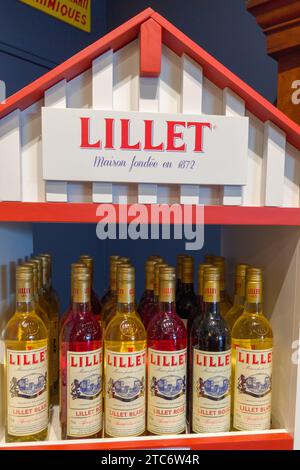 Bordeaux , Frankreich - 11 29 2023 : Lillet Logo Zeichen und Text Markenname des aromatisierten französischen Wein-Aperitifs in der Show Shop Markt Animation Stockfoto