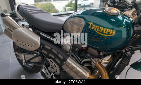 Bordeaux, Frankreich - 12 04 2023 : Triumph Scrambler 1200 xe Limited Edition steve mcqueen Factory Custom Motorrad Motorrad Stockfoto