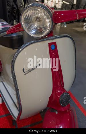 Bordeaux , Frankreich - 12 04 2023 : Vespa piaggio Vintage Roller italienisches Logo und Markentext auf Mopedmotorrad der 60er Jahre Stockfoto