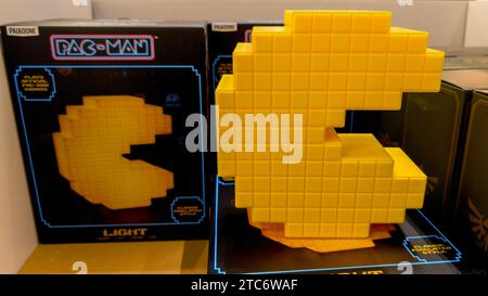 Bordeaux , Frankreich - 12 04 2023 : Pac-man Light by paladone Logo Marke und Textschild Board Arcade Vintage Retro Pacman Videospielkonsole Stockfoto