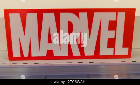 Bordeaux , Frankreich - 12 04 2023 : Markenlogo des Marvel-Comics-Shops und Schriftzeichen rot auf Büchern der Boutique-Bibliothek Stockfoto