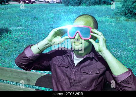 Mann mit vr-Brille in einem Park, Konzept der Zukunft. Stockfoto