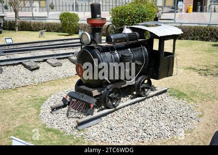 Modell Vintage Dampfzug aus Schrottbügel. La Paz, Bolivien, 10. Oktober 2023. Stockfoto