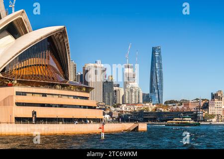 Sydney, Australien - 17. April 2022: Sydney Opera House und Teil der Skyline des zentralen Geschäftsviertels von Sydney mit Blick von der Fähre in Richtung Overseas P Stockfoto