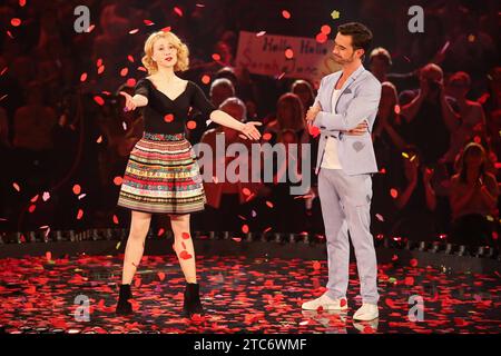 Duett - Saengerin Sarah Jane Scott USA und Moderatorin Florian Silbereisen GER - ARD Liveshow das große Schlagerfest aus der Messe Halle Saale - Fotografiert am 16.04.2016 *** Duetsängerin Sarah Jane Scott USA und Moderator Florian Silbereisen GER ARD Liveshow das große Schlagerfest aus der Messe Halle Saale fotografiert am 16 04 2016 Pressebuero Schroedter Credit: Imago/Alamy Live News Stockfoto