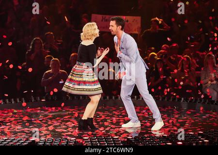 Duett - Saengerin Sarah Jane Scott USA und Moderatorin Florian Silbereisen GER - ARD Liveshow das große Schlagerfest aus der Messe Halle Saale - Fotografiert am 16.04.2016 *** Duetsängerin Sarah Jane Scott USA und Moderator Florian Silbereisen GER ARD Liveshow das große Schlagerfest aus der Messe Halle Saale fotografiert am 16 04 2016 Pressebuero Schroedter Credit: Imago/Alamy Live News Stockfoto