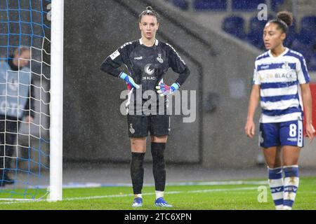 Duisburg, Deutschland. Dezember 2023. v.li.: ENA Mahmutovic (Torhüterin, Torwart, MSV Duisburg, 1) enttäuscht schauend, Enttäuschung, DIE DFB-RICHTLINIEN UNTERSAGEN JEGLICHE NUTZUNG VON FOTOS ALS SEQUENZBILDER UND/ODER VIDEOÄHNLICHE FOTOSTRECKEN. DFB-VORSCHRIFTEN VERBIETEN JEDE VERWENDUNG VON FOTOGRAFIEN ALS BILDSEQUENZEN UND/ODER QUASI-VIDEO., 10.12.2023, Duisburg (Deutschland), Fussball, Google Pixel Frauen-Bundesliga, MSV Duisburg - SV Werder Bremen Credit: dpa/Alamy Live News Stockfoto