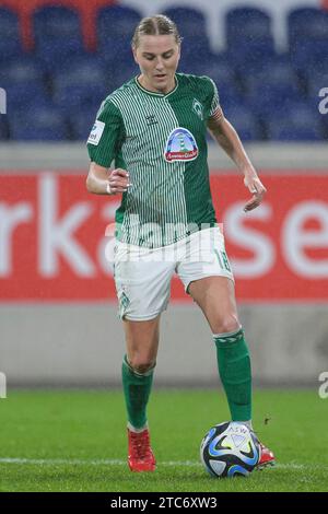 Duisburg, Deutschland. Dezember 2023. v.li.: Lina Hausicke (SV Werder Bremen, 18) am Ball, Freisteller, Einzelbild, Ganzkörper, AKTION, ACTION, SPIELSZENE, DIE DFB-RICHTLINIEN UNTERSAGEN JEGLICHE NUTZUNG VON FOTOS ALS SEQUENZBILDER UND/ODER VIDEOÄHNLICHE FOTOSTRECKEN. DFB-VORSCHRIFTEN VERBIETEN JEDE VERWENDUNG VON FOTOGRAFIEN ALS BILDSEQUENZEN UND/ODER QUASI-VIDEO., 10.12.2023, Duisburg (Deutschland), Fussball, Google Pixel Frauen-Bundesliga, MSV Duisburg - SV Werder Bremen Credit: dpa/Alamy Live News Stockfoto