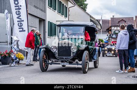 Herbstmesse Rafz ein Ford Modell T Touring mit Baujahr 1925 fährt während dem Oldtimercorso an der Herbstmesse Rafz durch die Zürcher Unterlandgemeinde. Rafz, Schweiz, 25.09.2022 *** Rafz Herbstmesse Eine 1925 Ford Model T Touring fährt 2022 während der Oldtimerparade auf der Rafz Herbstmesse durch das Zürcher Unterland Stockfoto